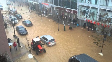 Kosova'y sel vurdu