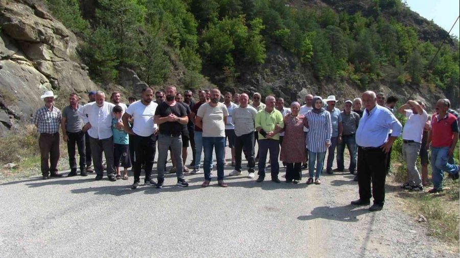 Köylüler bariyer için yol kapattı