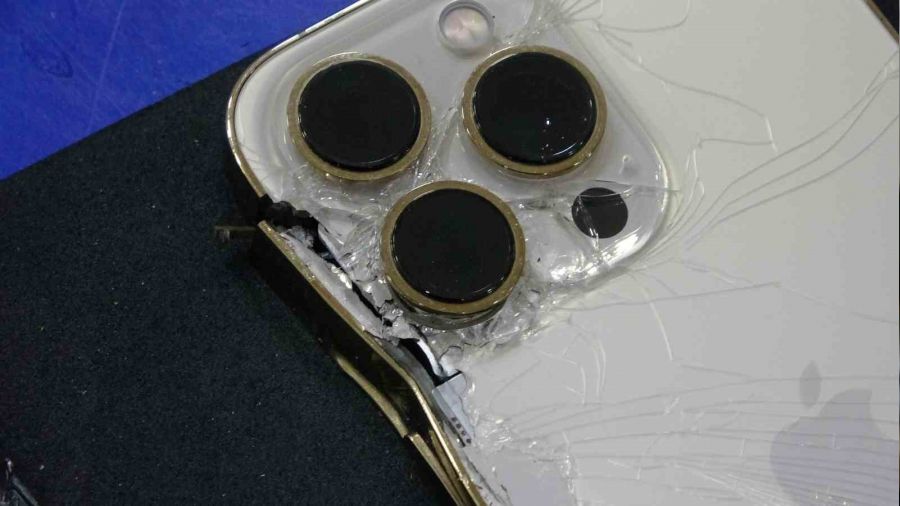 Kurşun cebindeki telefona isabet edince ölümden kurtuldu