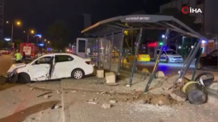 Makas atan sürücü otobüs durağına daldı:Çok sayıda yaralı var