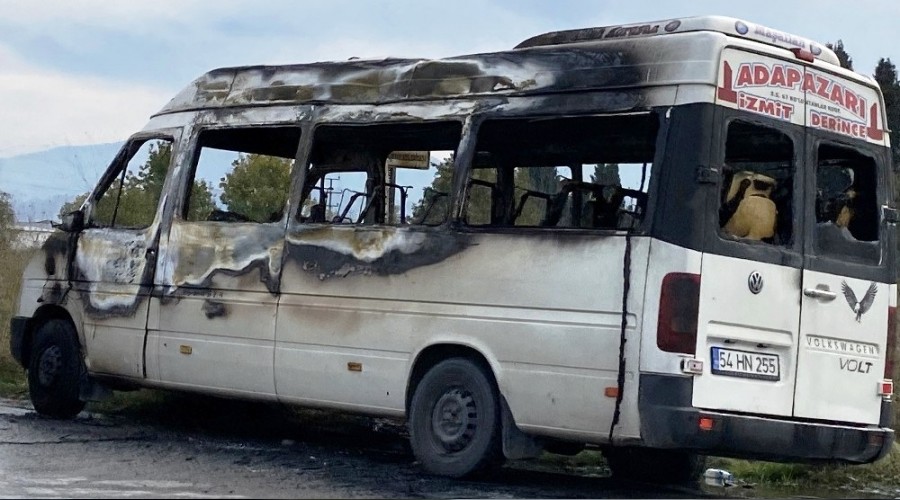 Ortaklarına kızdı, minibüsünü yaktı