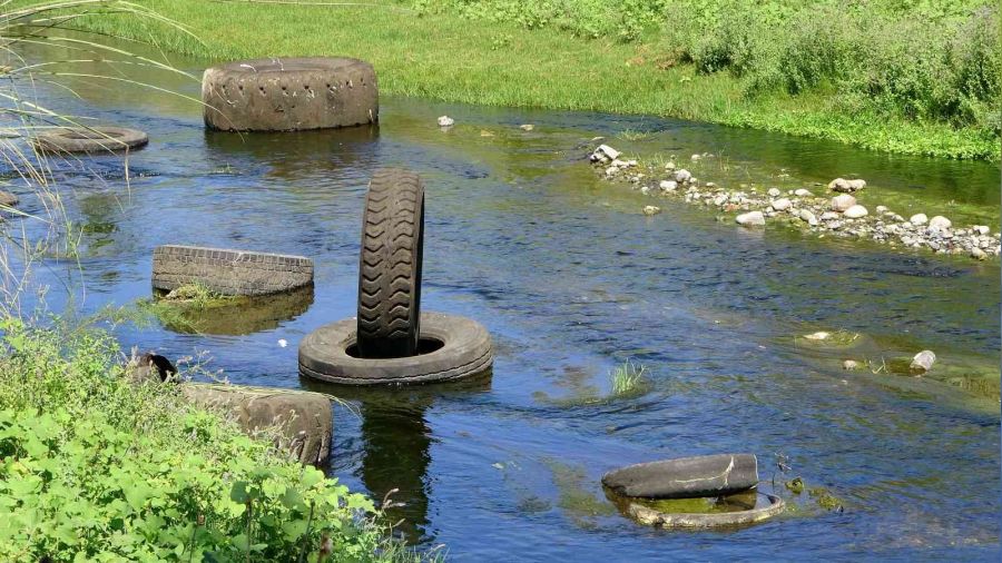 Osmaniye'de dereye atılan onlarca lastik çevre kirliliğine neden oldu