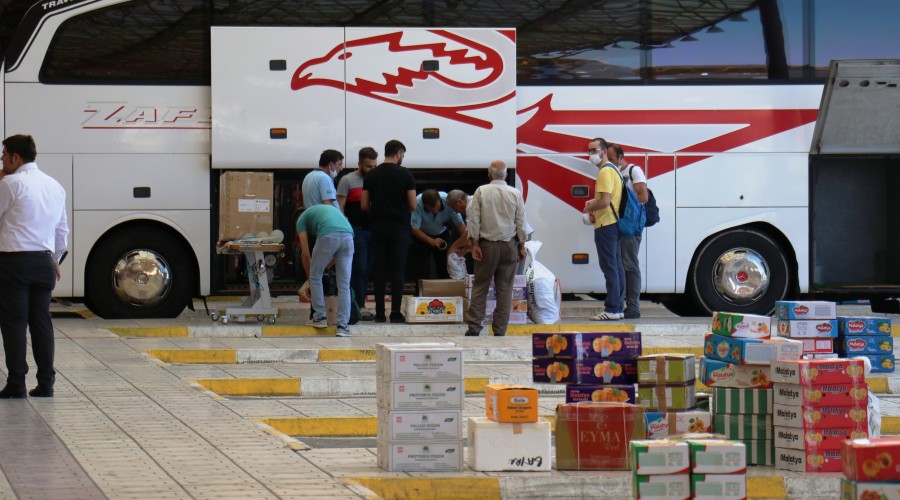 Otobüsler koli koli kayısı taşıyor