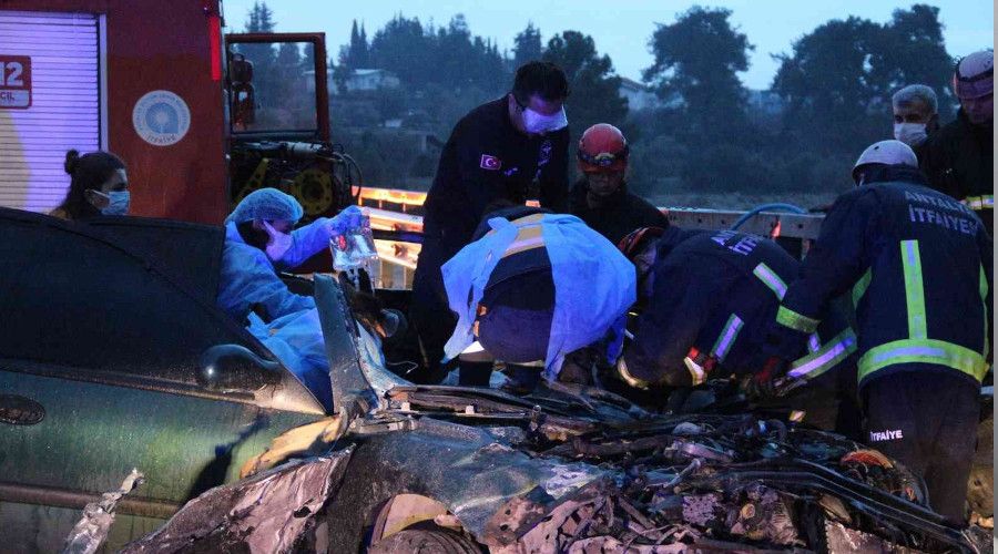 Otomobilin hurdaya döndüğü kazada yaralıyı kurtarma seferberliği