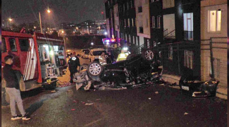 Pendik'te otomobil 50 metreden uçtu