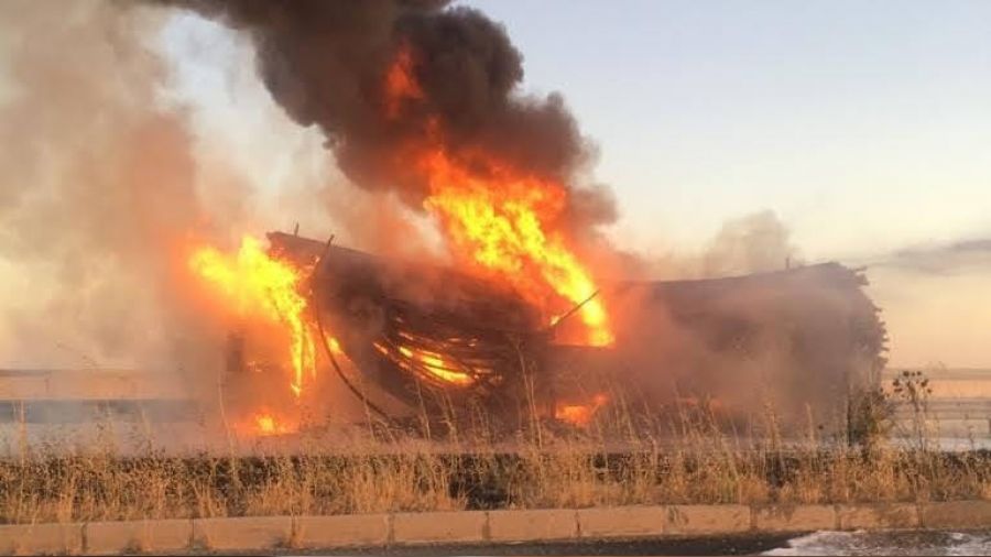 Plastik boru yüklü kamyon alevlere teslim oldu