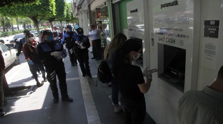 Polis ATM önündeki kuyruğu uyardı