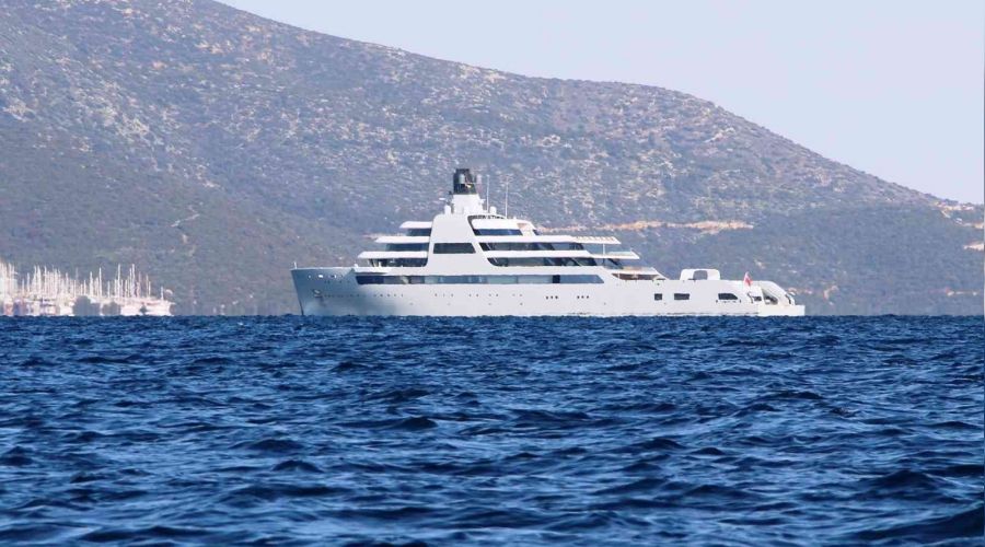 Rus milyarderin milyon dolarlk yat Bodrum'a demirledi