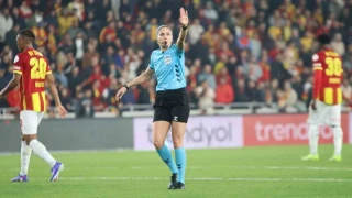 Süper Lig'de 22 yıl sonra kadın hakem düdük çaldı