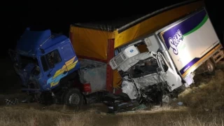 Tır ile kamyonet kafa kafaya çarpıştı: 2 ölü