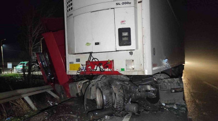 Tırın ezdiği otomobildeki 5 kişi hayatını kaybetti