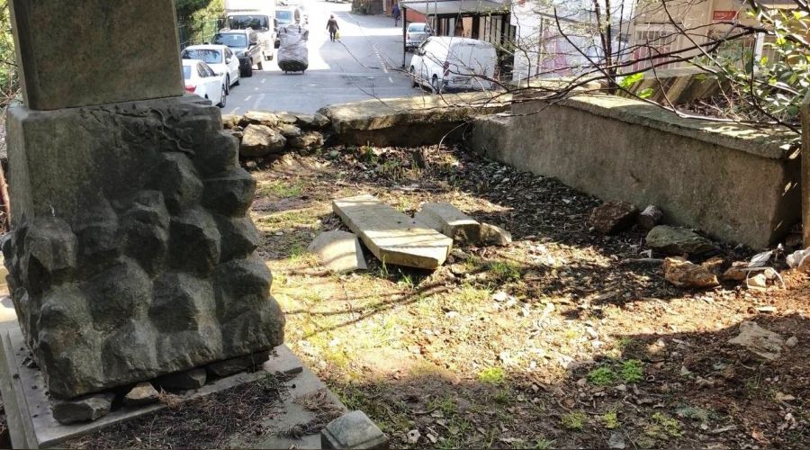 Ünlü yazarın mezarı harabeye döndü