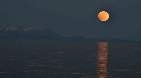 Van Gölü'nde büyüleyici dolunay