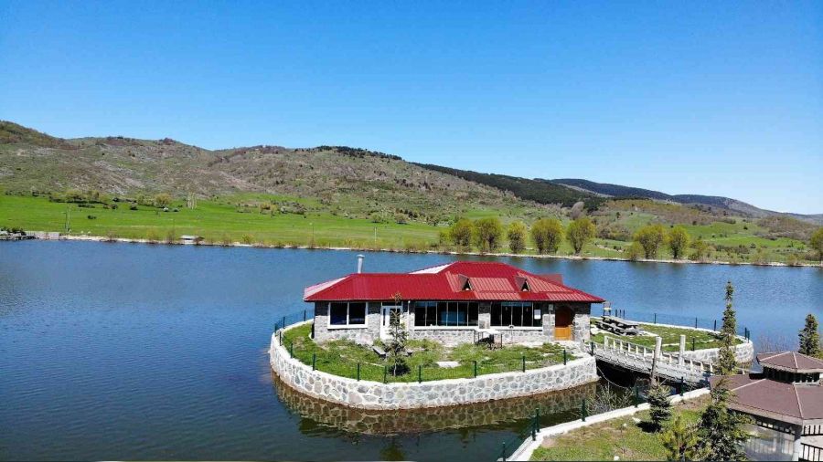 Yeşilliğin ortasındaki gölet manzarası ile hayran bırakıyor