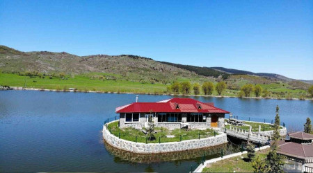 Yeşilliğin ortasındaki gölet manzarası ile hayran bırakıyor