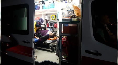 Yolcu otobüsü tıra çarptı: 1'i ağır 17 yaralı