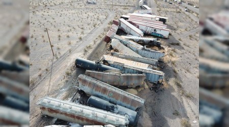 Yük treni raydan çıktı 44 vagon birbirine girdi