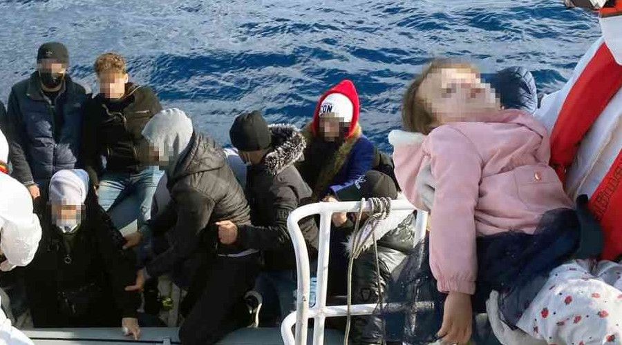 Yunanlarn lme terk ettii gmenleri Sahil Gvenlik kurtaryor