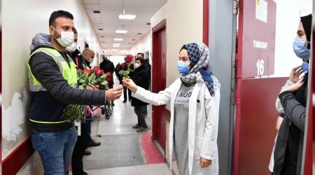 14 Şubat'ta Başkent'te sağlık çalışanlarına kırmızı gül
