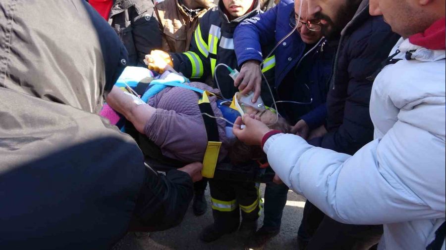 4. gün anne kız enkazdan sağ çıkartıldı