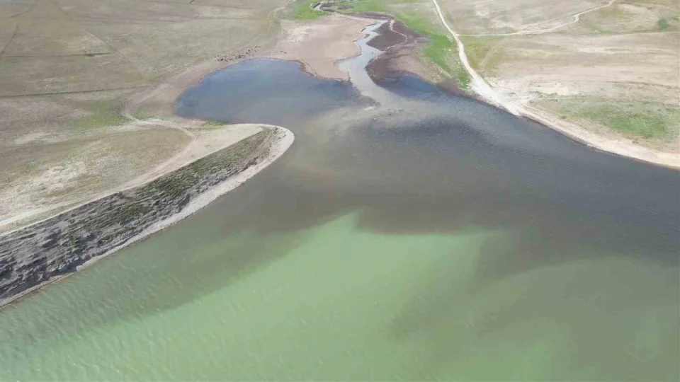 Adıyaman'ın kanalizasyon atığı Atatürk Barajı'nı siyaha bürüdü