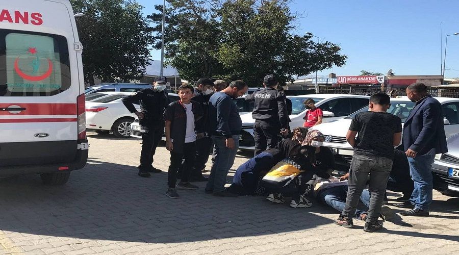 Adliyede 'harakiri' yaptı