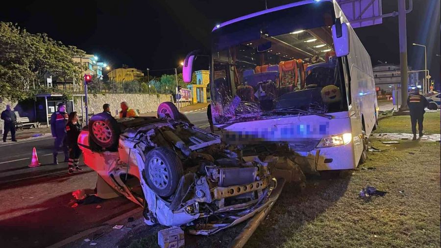 Antalya'da yolcu otobs ile otomobil arpt: 1 l, 1 ar yaral