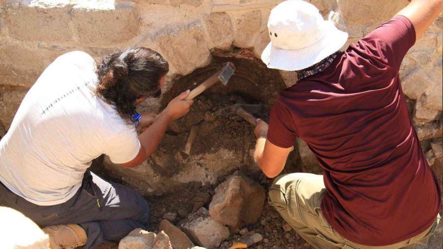 Antik kentte ilk defa bilezikleri ve hediyeleri olan bir mezar çıktı
