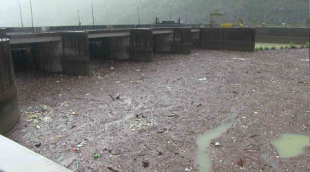 Artvin'de sel Muratlı Baraj gölünü çöplüğe döndürdü