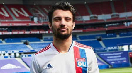 Aslan'ın yeni sağ beki Lyon'dan geliyor