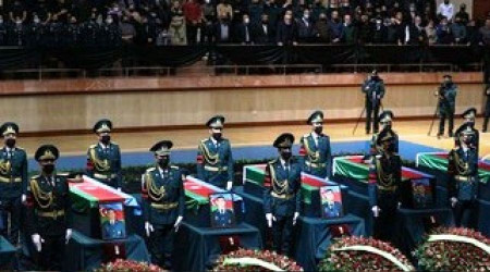 Azerbaycan şehitlerini son yolculuğuna uğurladı