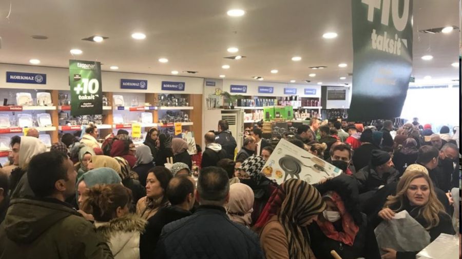Başkentte yüzde 50 indirim yapan mağazada vatandaşlar birbirini ezdi