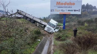 Beykoz'da sağanak yağış kaza getirdi: Tır devrildi, 1 yaralı