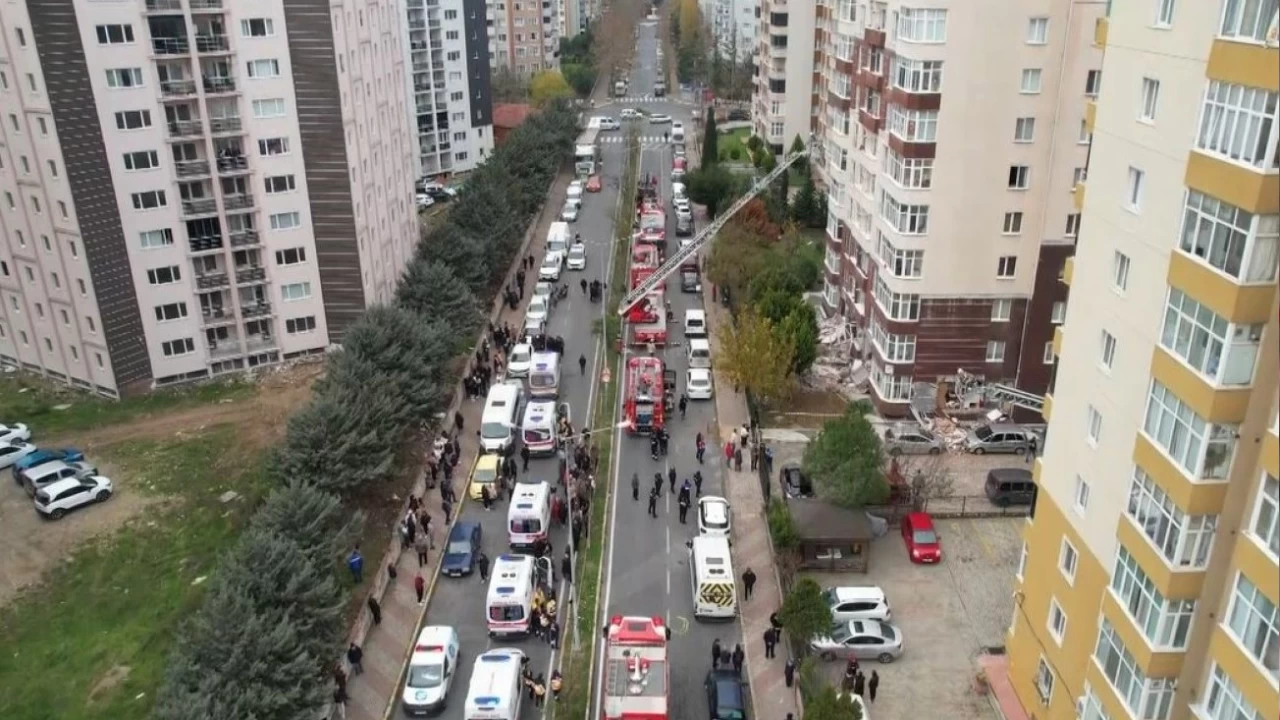 Beylikdüzü’nde 14 katlı bir binanın giriş katında patlama