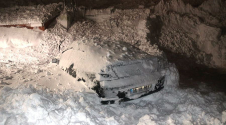 Bitlis'te öğretmenevi bahçesine çığ düştü: 7 araç kara gömüldü