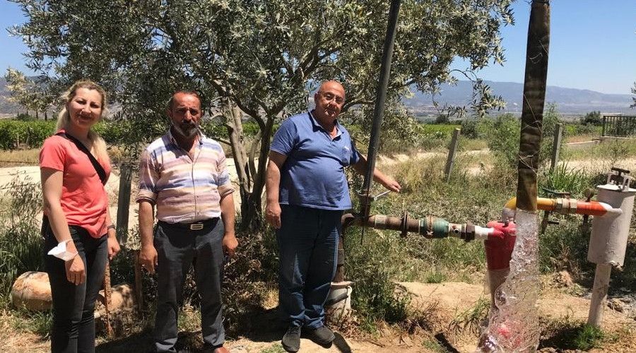 Buldan'da çiftçiler güneşten yararlanarak bahçelerini suluyor