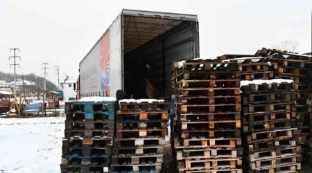 Çadırların altlarına konulmak üzere 2 tır palet gönderdi