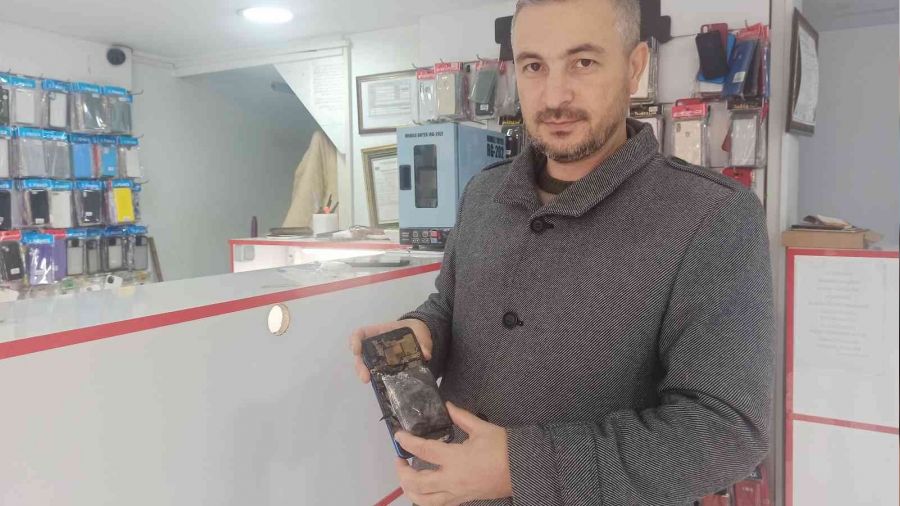 Cep telefonu bomba gibi patladı