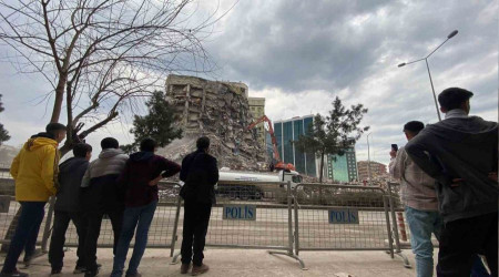 ocuk, gen, yal demeden gnlerdir sren ykm izliyorlar