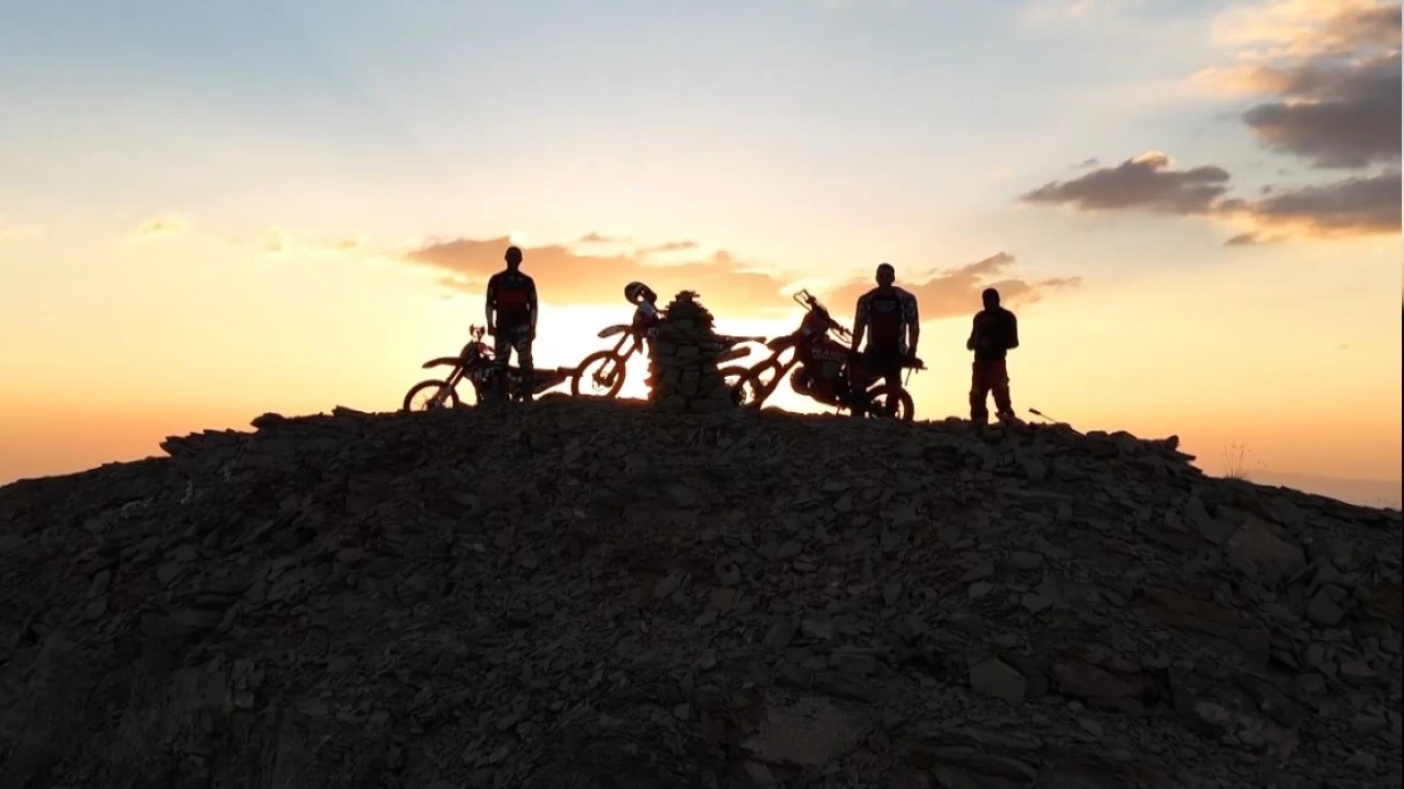 Dağları kros motorlarıyla aştılar, Yeşil Göle ulaştılar