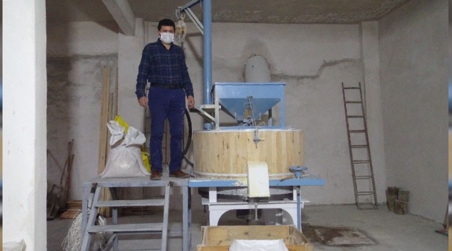 Dedesinden kalan su değirmenini faaliyete geçirdi