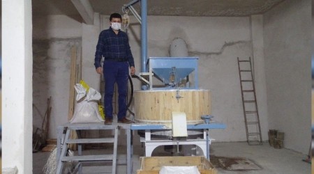 Dedesinden kalan su değirmenini faaliyete geçirdi