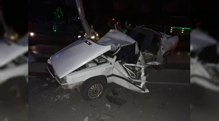 Direğe çarpan araçta 2 kişi öldü