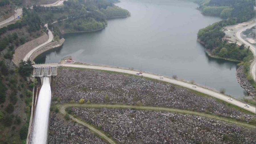 Doluluk %100'e ulaşınca barajın kapakları açıldı