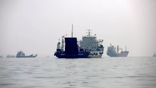 Dünyanın en kritik enerji koridoru Hürmüz Boğazı açıklarında İran bandıralı bir ticari gemi esrarengiz bir saldırının hedefi oldu
