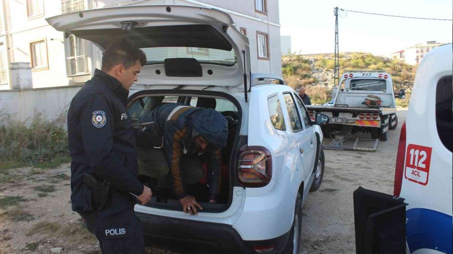 'Dur' ihtarına uymayan araçtan kaçak göçmenler çıktı