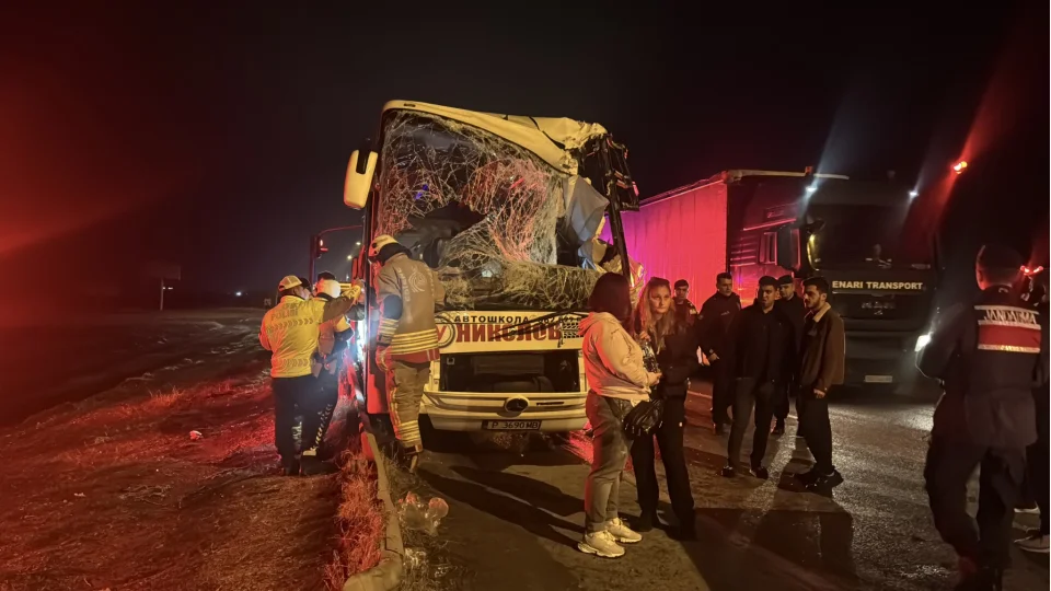 Edirne'de tur otobüsüyle tırın çarpıştığı kazada 10 kişi yaralandı