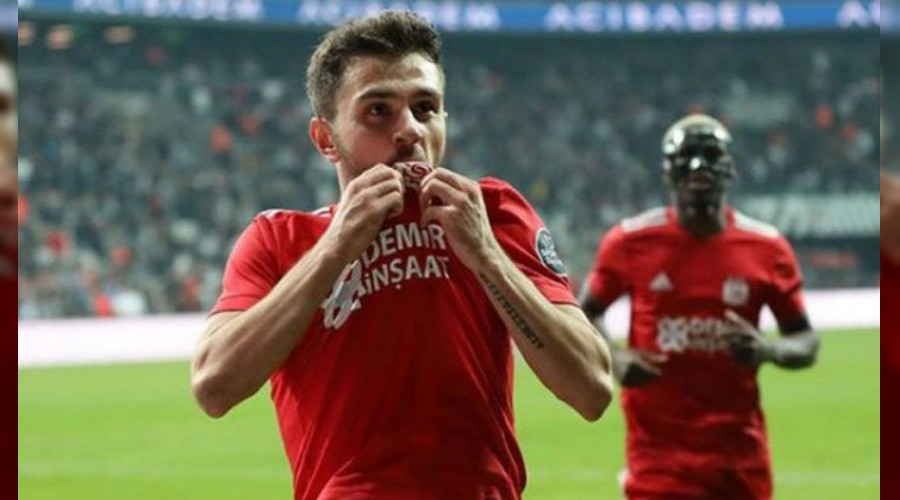 Emre'den Aslan'a 4 yıllık imza