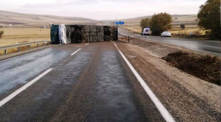 Erzincan'da yolcu otobs devrildi: 24 yaral