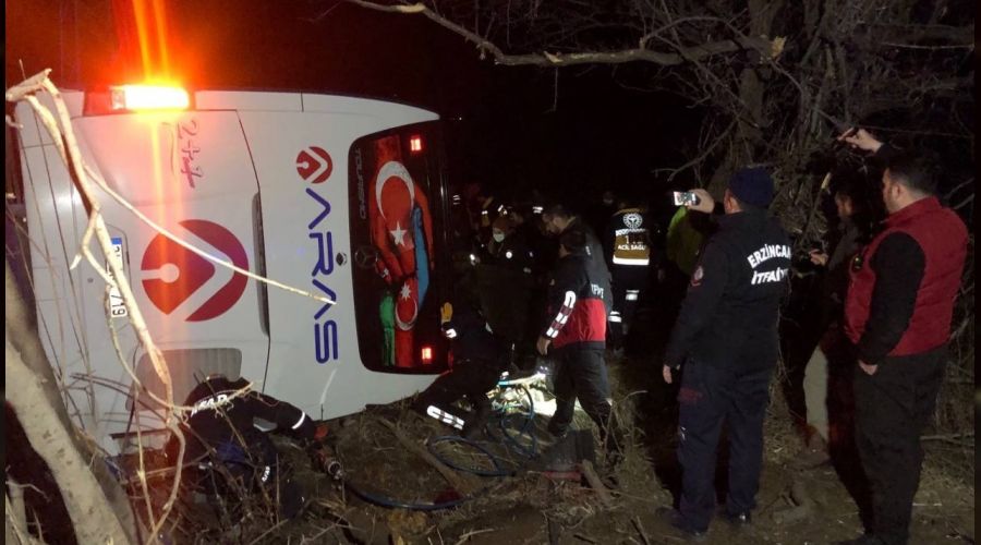 Erzincan'da yolcu otobüsü şarampole devrildi: 1 ölü, 33 yaralı